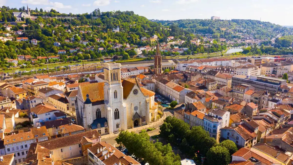 Agen vue du ciel : la cathédrale Saint-Caprais et les toits du centre-ville